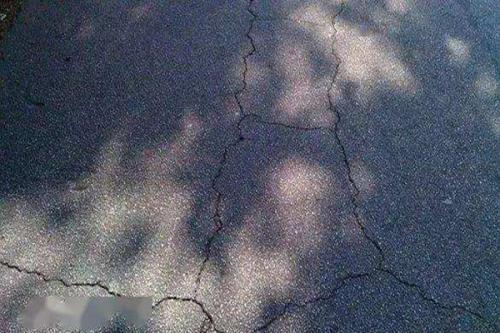 瀝青路面破裂應(yīng)該怎么解決？  第2張