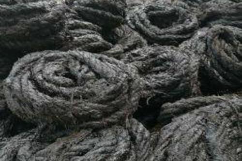 瀝青麻絲應(yīng)該怎么堵裝修后遺留的洞呢？